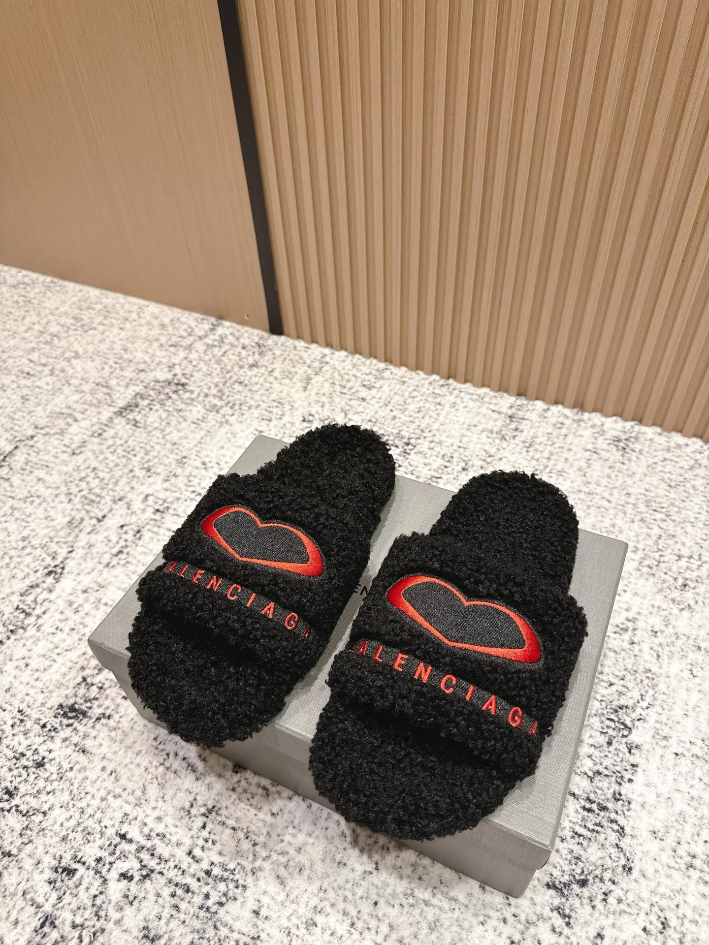 Factory direct sales p380🐘🐘Women's shoes, women's clothing, top version BALENCIAGA ~ Balenciaga fur slippers with new Balenciaga political Campaign logo embroidery! A favorite among European and American celebrities, celebrities, and internet celebrities, the upper is exquisite, hand-sewn and threaded, fluffy and soft against the skin.  This can be worn all year round! Wear it with socks in spring, autumn and winter, or wear it alone in summer. It looks good and is comfortable. The upper is wide, showing your feet and calves, and stepping into it is like bare feet on a carpet. It really matches, wears, and looks so good. When you put it on, it looks casual and simple fashion. It has a high-end feel and is invincible when you go out on the street! Size: 35-40